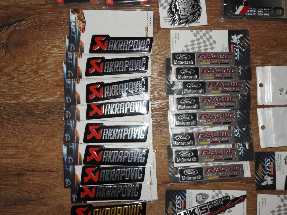 Loga emblémy nápisy kovové Nové