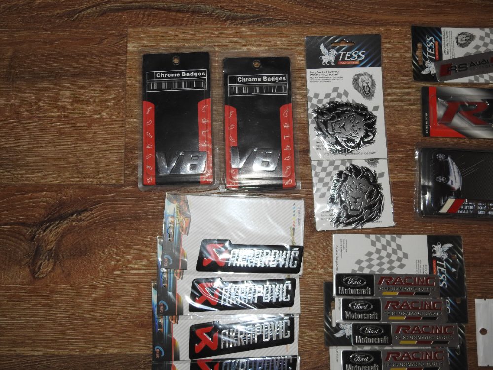 Loga emblémy nápisy kovové Nové