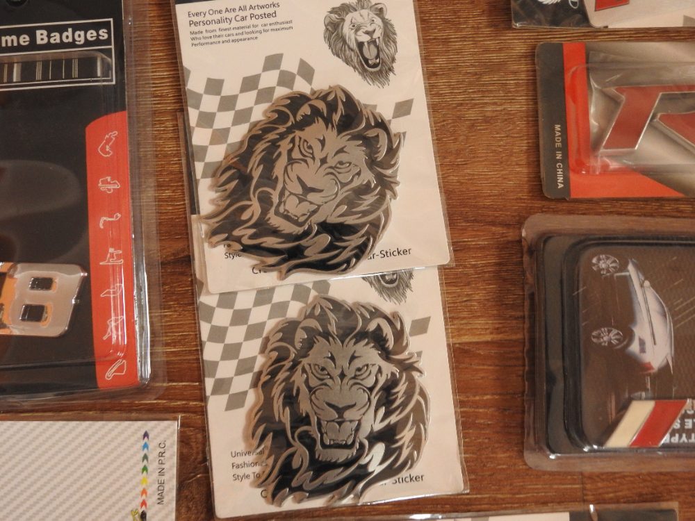 Loga emblémy nápisy kovové Nové