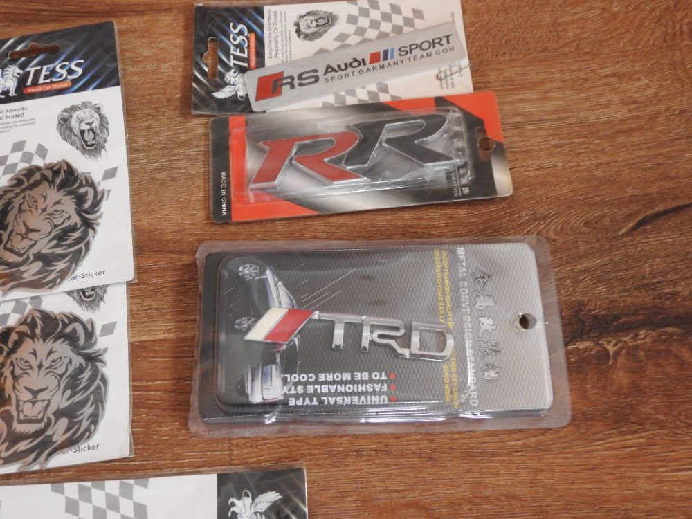 Loga emblémy nápisy kovové Nové