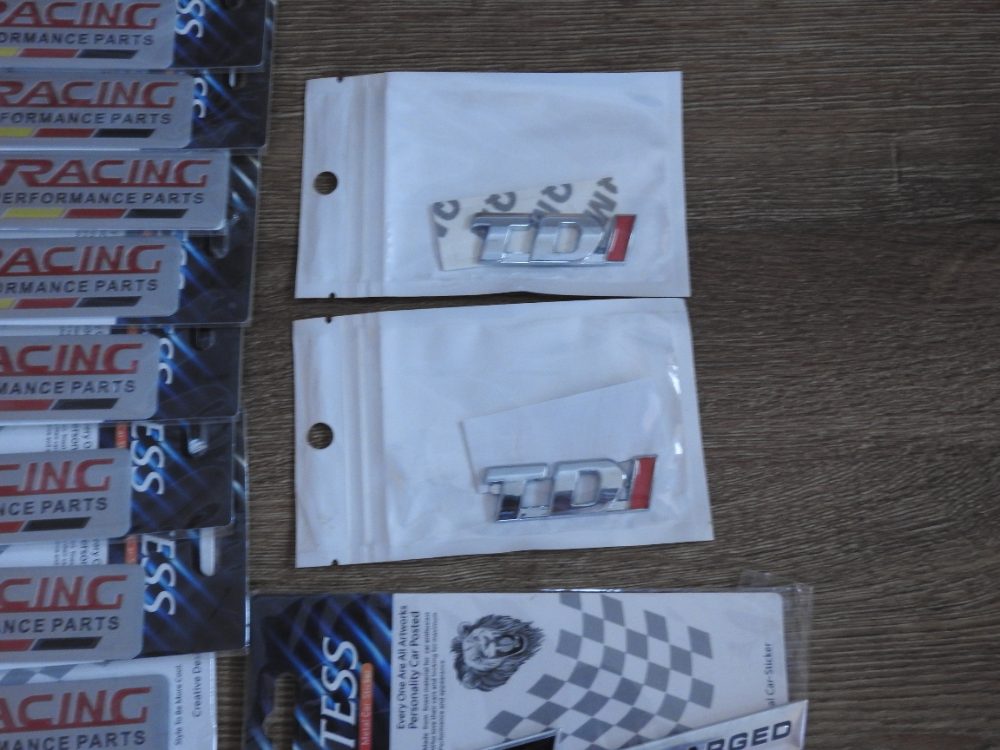 Loga emblémy nápisy kovové Nové