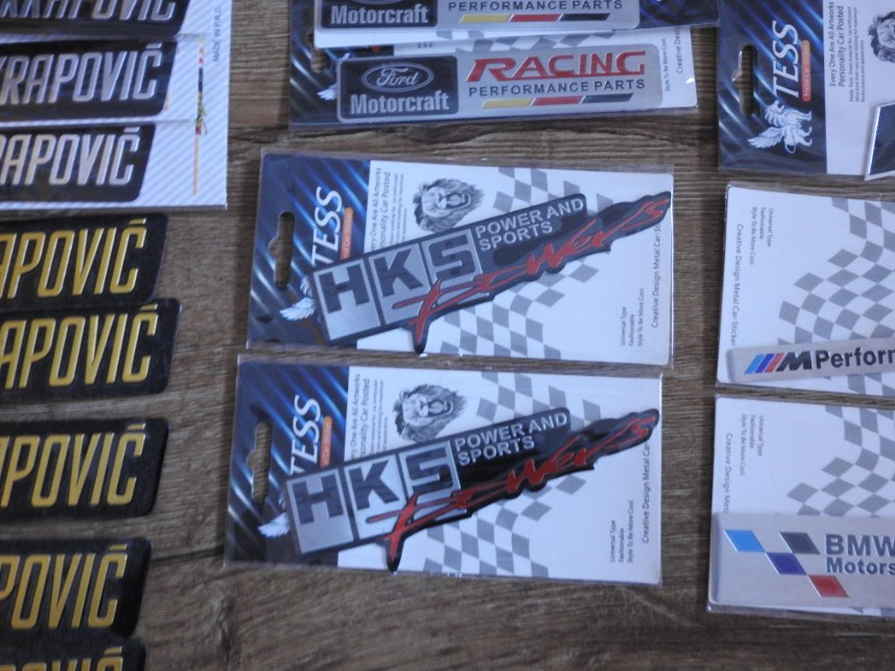 Loga emblémy nápisy kovové Nové