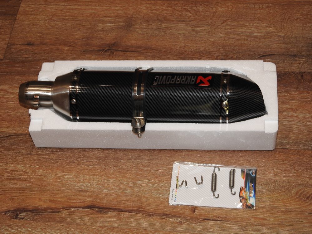 Laděný výfuk Akrapovič carbon velký Nový Laděný výfuk Akrapovič carbon velký Nový