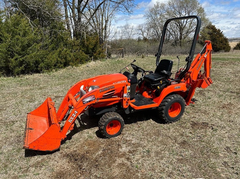 Traktor Kubota BX24D – nakladač a bagr, 3-bodový závěs, PTO