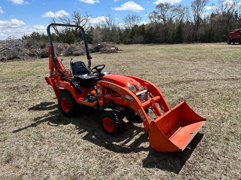 Traktor Kubota BX24D – nakladač a bagr, 3-bodový závěs, PTO