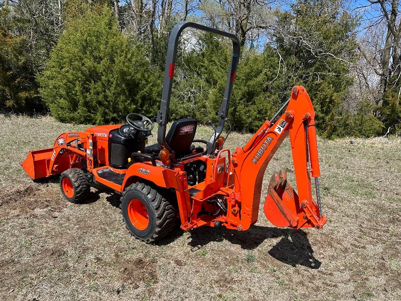 Traktor Kubota BX24D – nakladač a bagr, 3-bodový závěs, PTO