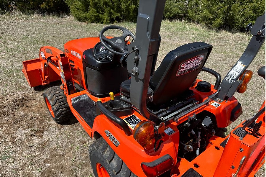 Traktor Kubota BX24D – nakladač a bagr, 3-bodový závěs, PTO