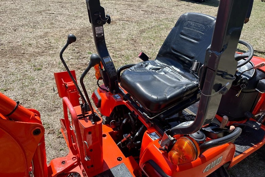 Traktor Kubota BX24D – nakladač a bagr, 3-bodový závěs, PTO