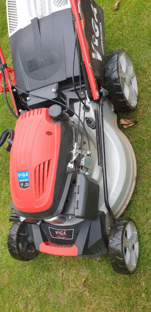 Sekačka se starterem Vega 545 SXHE ještě v záruce.