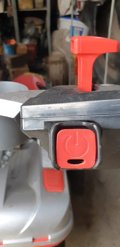 Sekačka se starterem Vega 545 SXHE ještě v záruce.