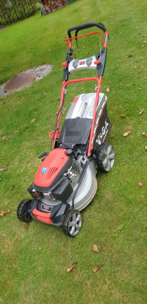 Sekačka se starterem Vega 545 SXHE ještě v záruce.