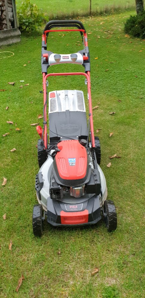 Sekačka se starterem Vega 545 SXHE ještě v záruce.