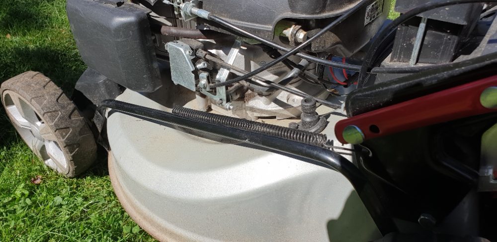 Sekačka se starterem Vega 545 SXHE ještě v záruce.