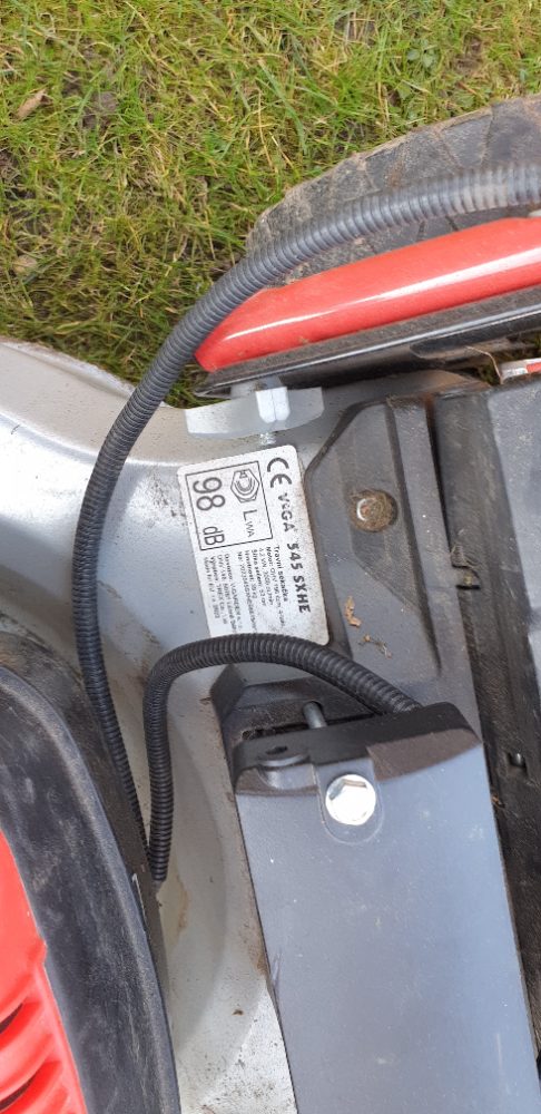 Sekačka se starterem Vega 545 SXHE ještě v záruce.