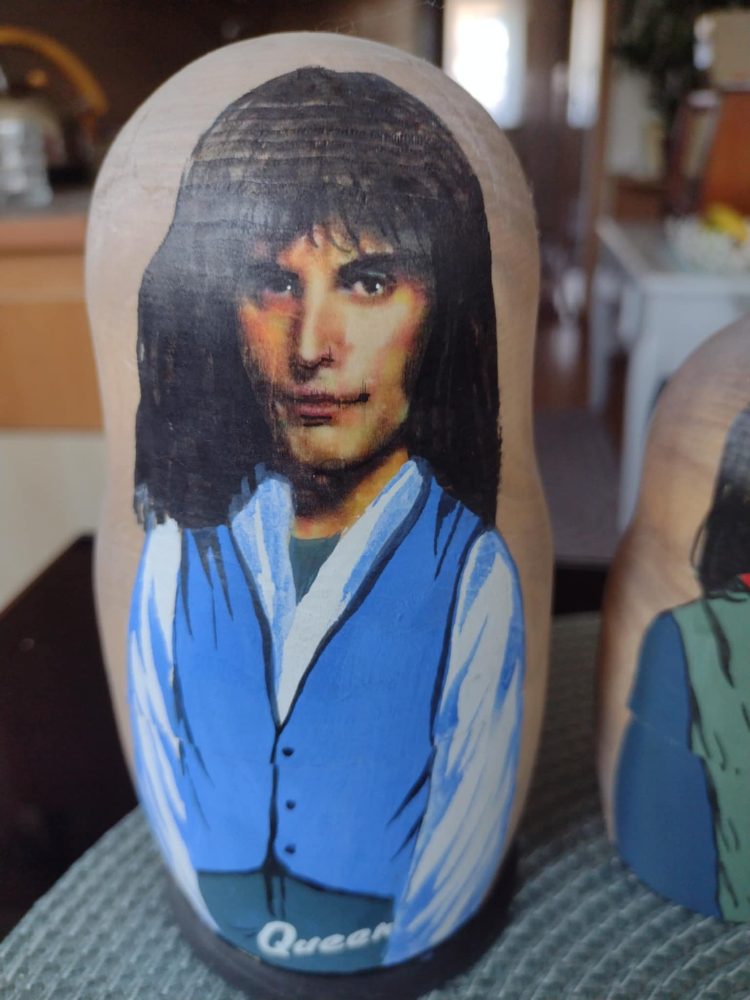 Matrjošky všech členů legendární skupiny Queen