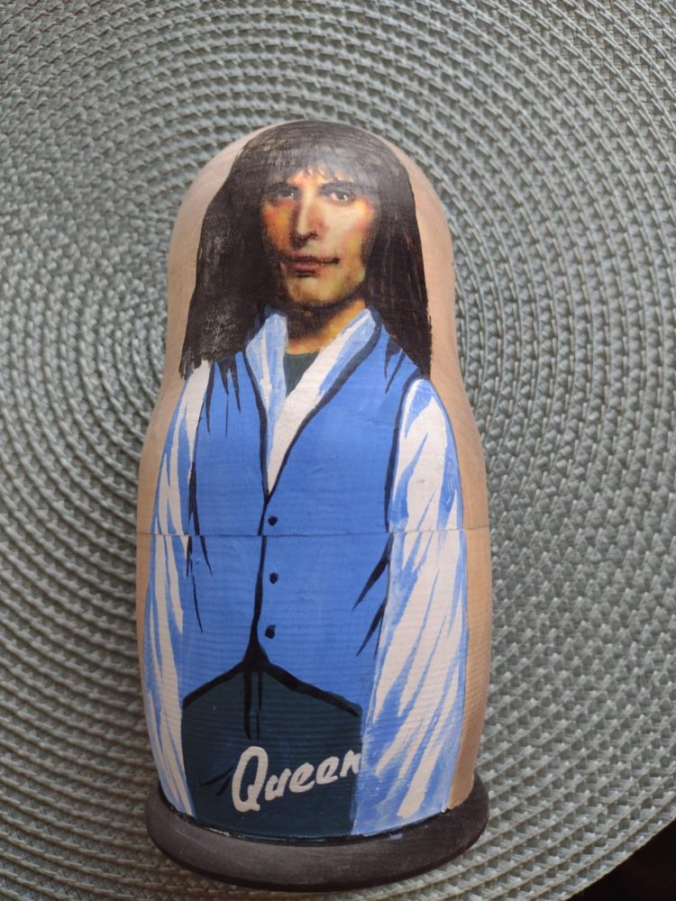Matrjošky všech členů legendární skupiny Queen