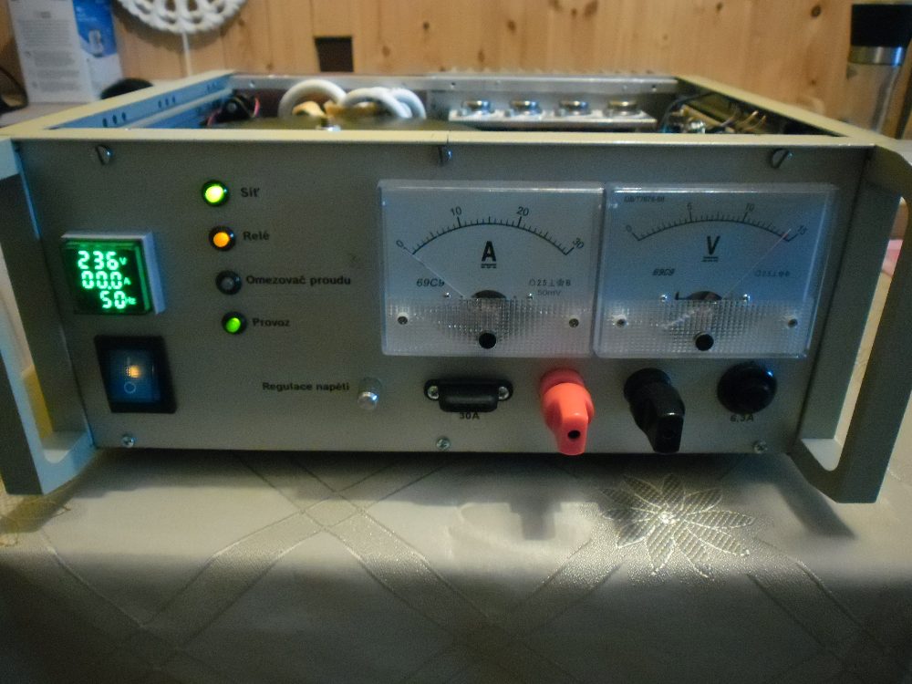 výkonový zdroj pro radiostanice