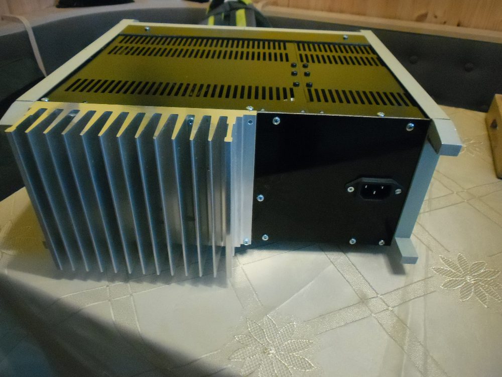 výkonový zdroj pro radiostanice