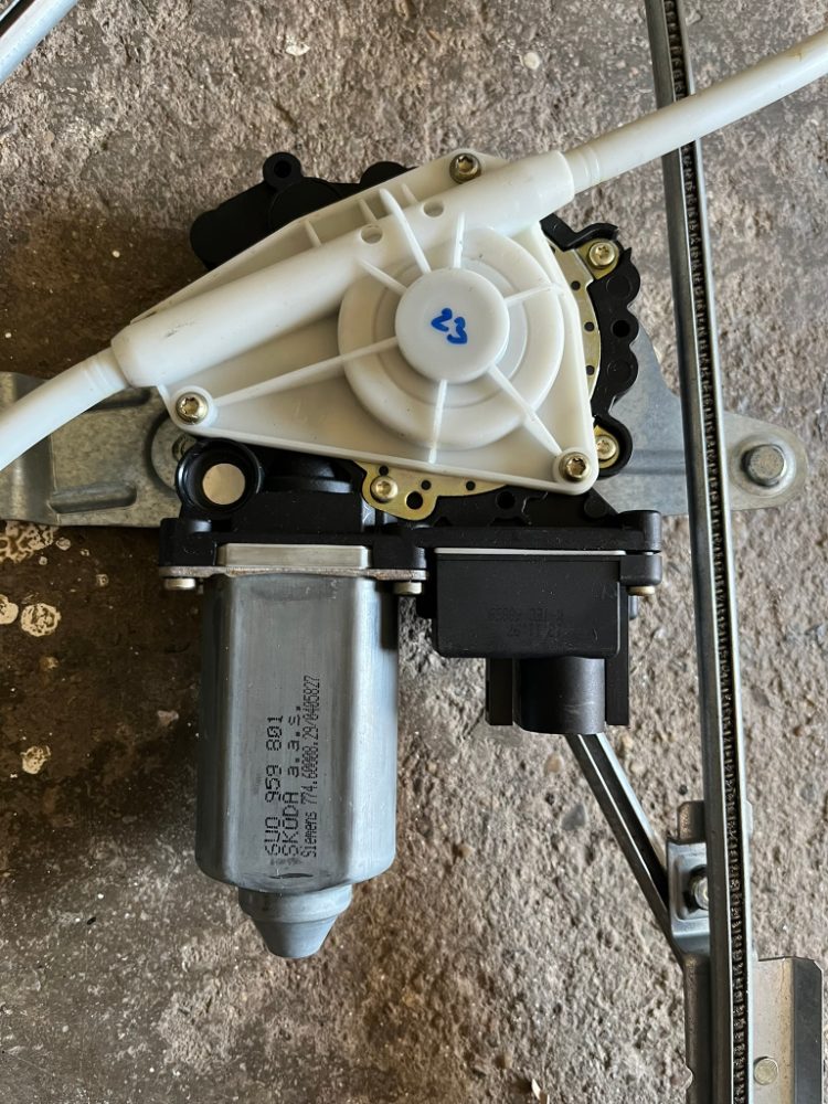 El. stahovačky oken FELICIA, nová kompletní sada El. stahovačky oken FELICIA, nová kompletní sada