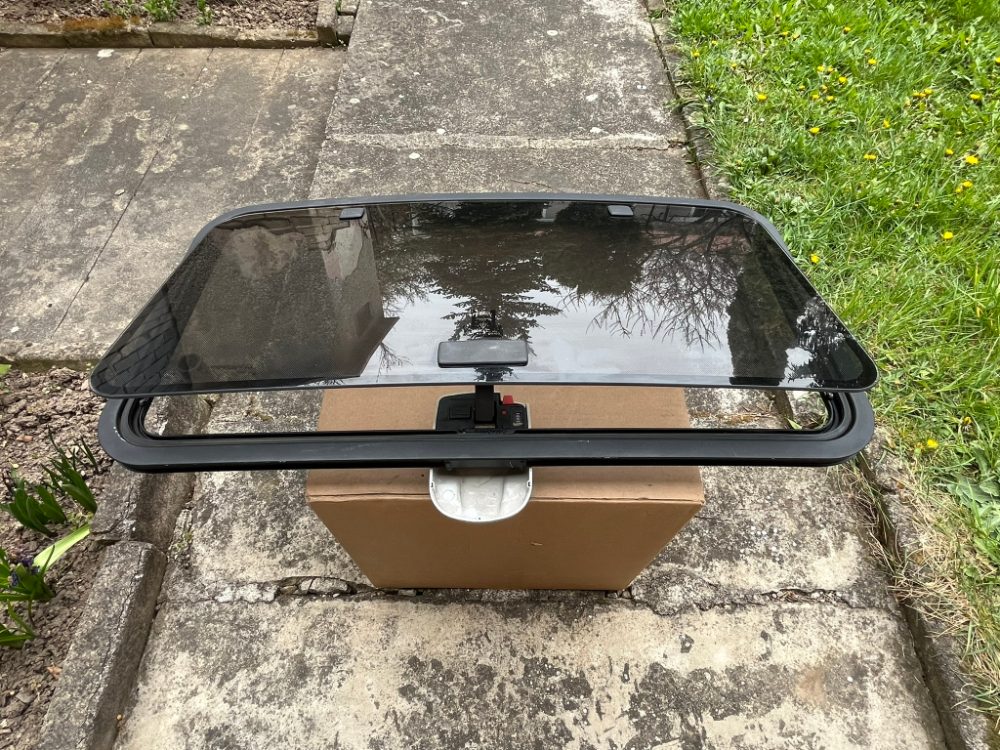 Výklopné střešní okno BRITAX