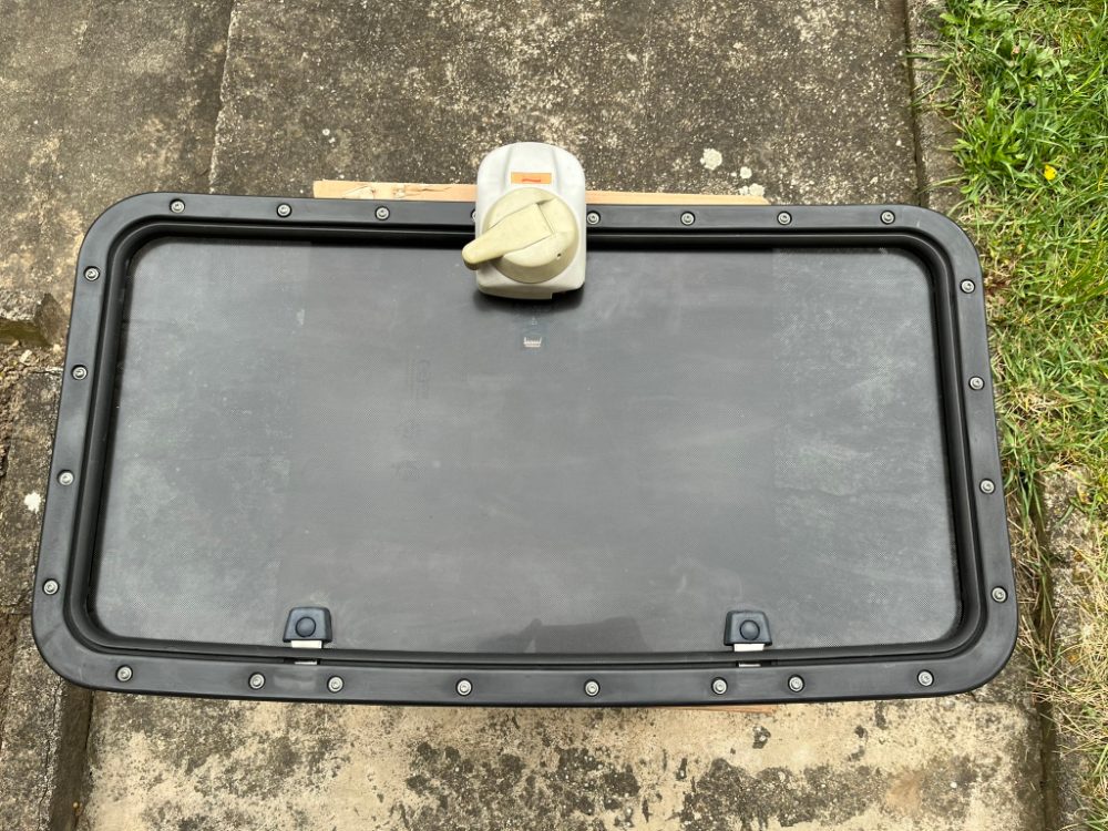 Výklopné střešní okno BRITAX