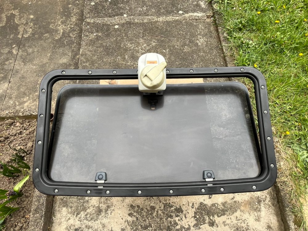 Výklopné střešní okno BRITAX