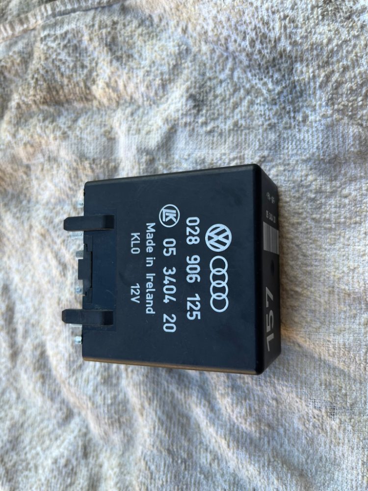 FELICIA 1.9D 2x řemenice a relé žhavení