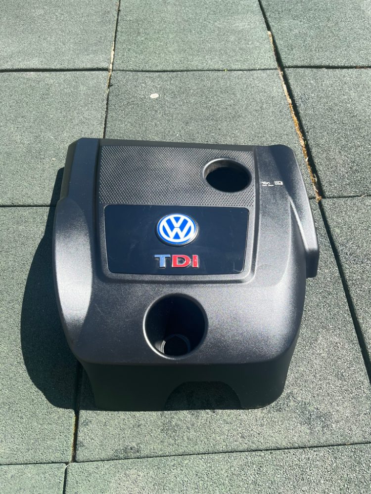 Pěkný horní kryt motoru VOLKSWAGEN