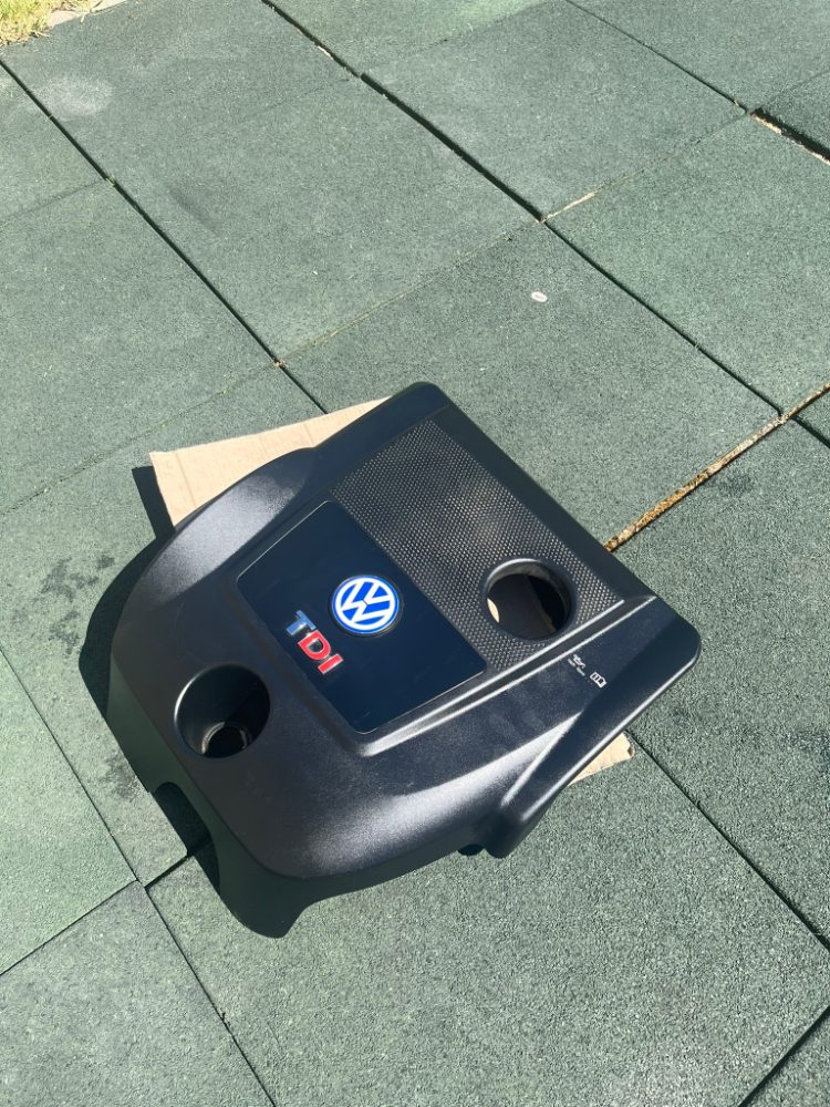 Pěkný horní kryt motoru VOLKSWAGEN