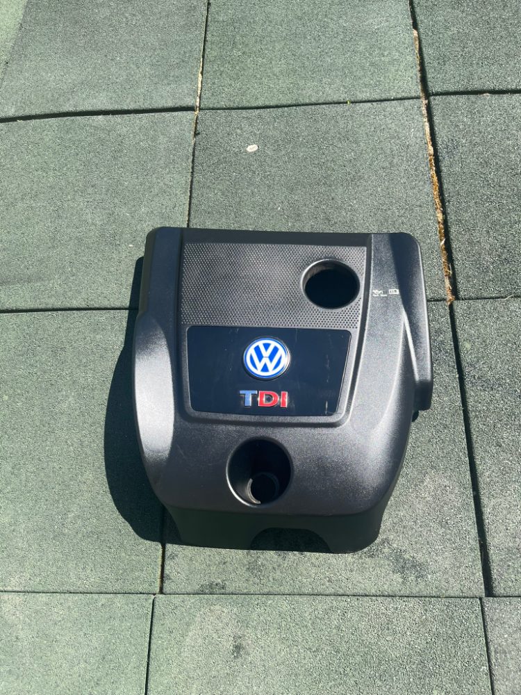 Pěkný horní kryt motoru VOLKSWAGEN