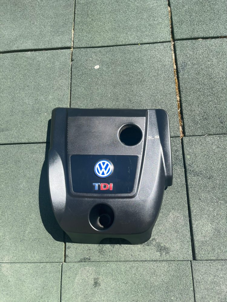 Pěkný horní kryt motoru VOLKSWAGEN