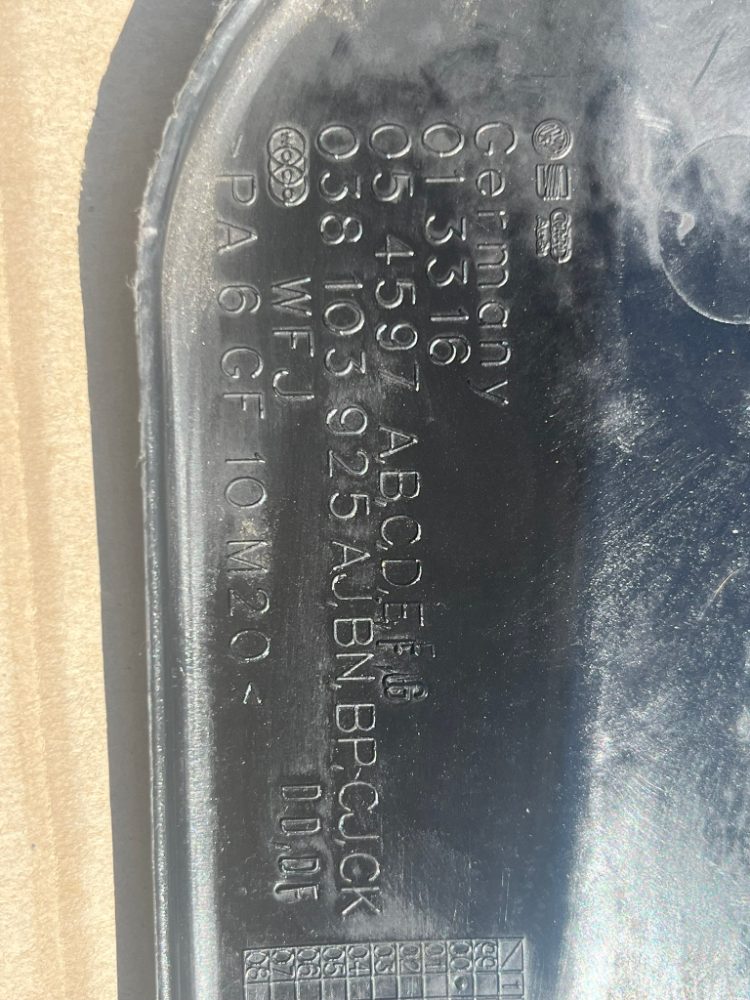 Pěkný horní kryt motoru VOLKSWAGEN