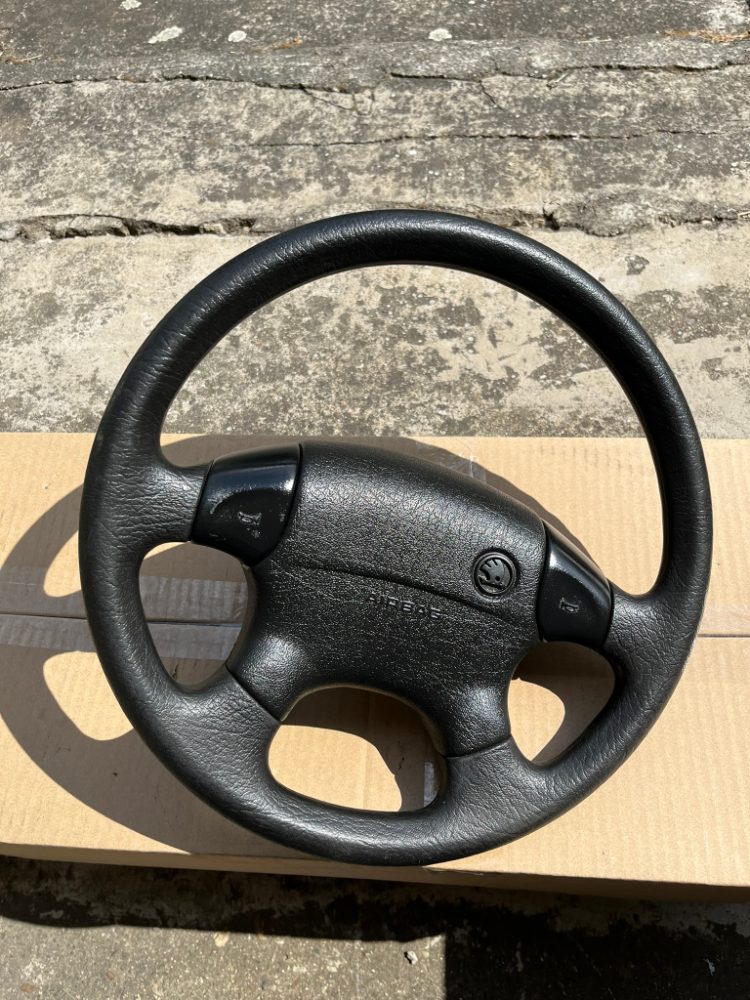 FELICIA set 2x Airbag + pěkný čtyřramenný volant