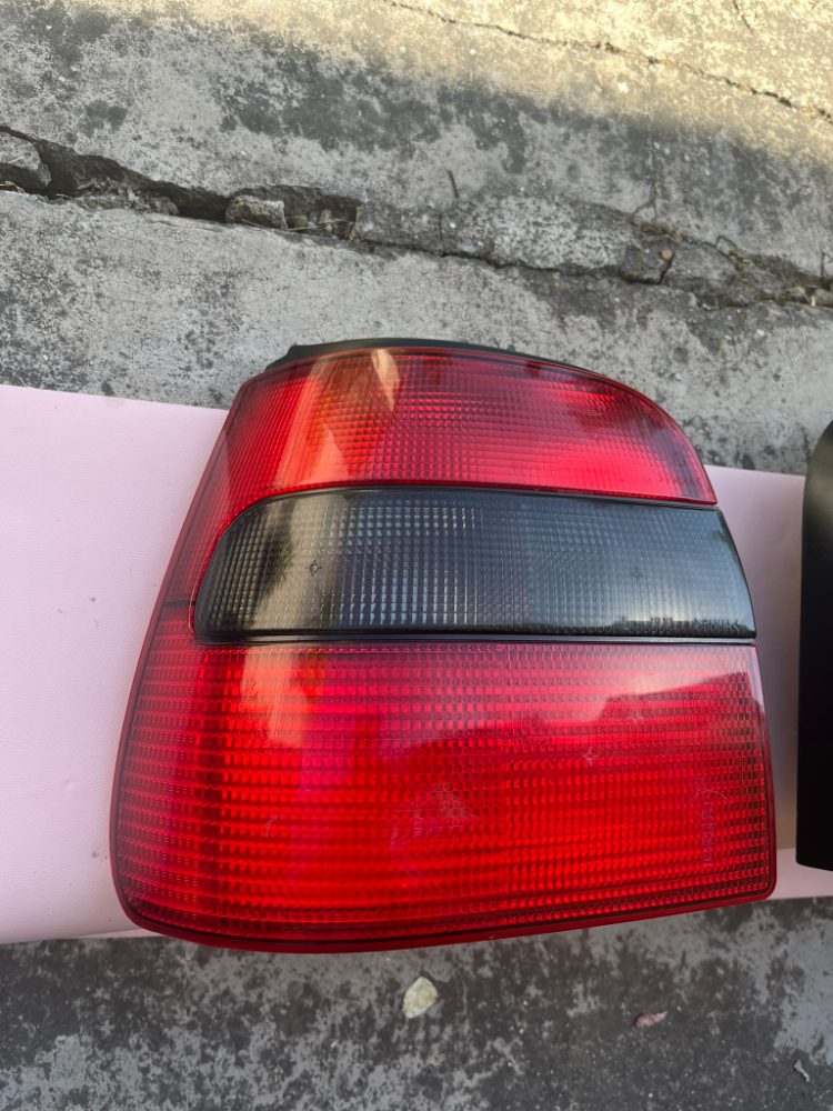 Zadní světla na ŠKODA FELICIA - pěkný stav Zadní světla na ŠKODA FELICIA - pěkný stav
