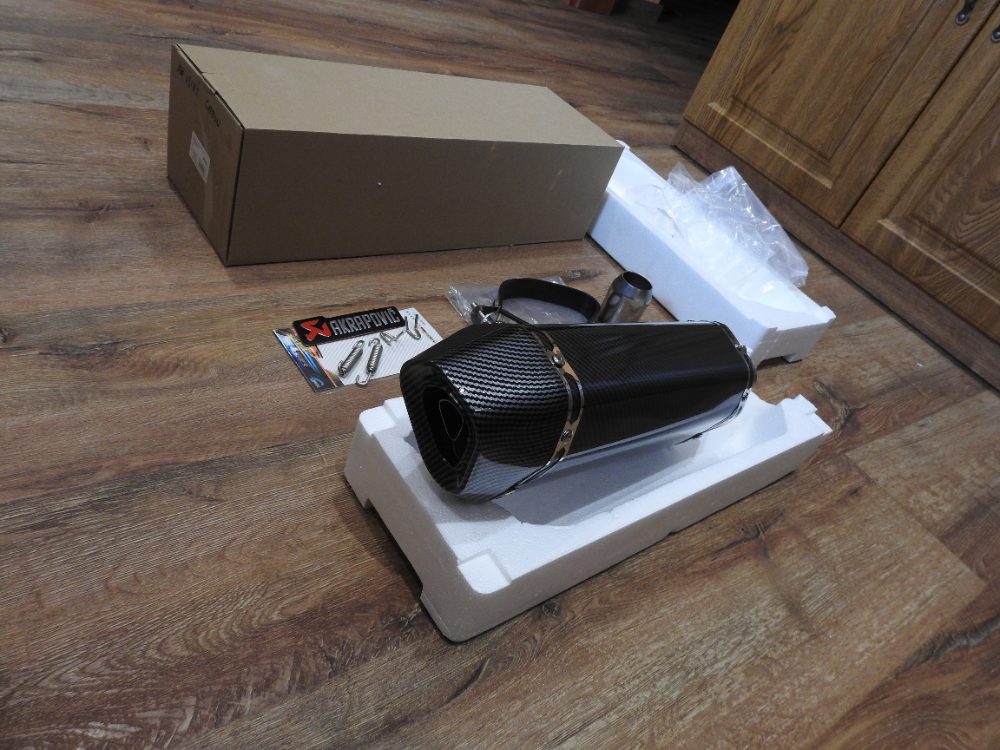 Laděný výfuk Akrapovič carbon velký Nový