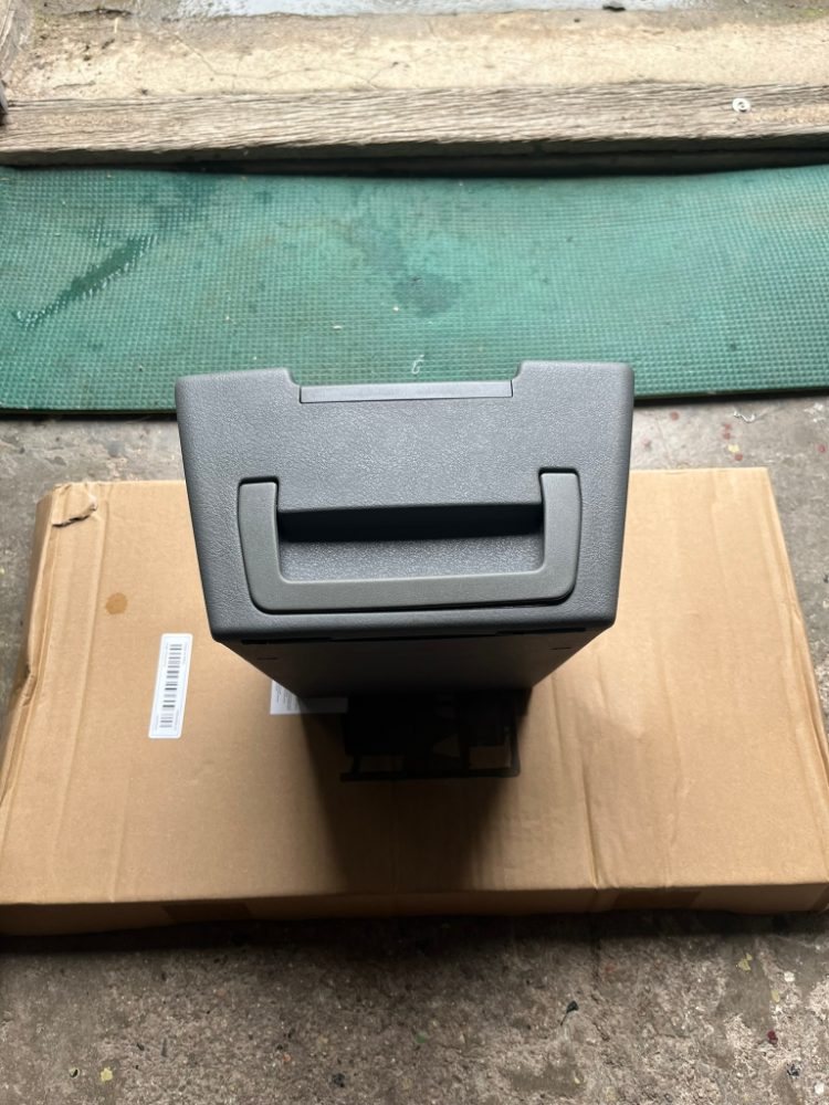 Box středového tunelu ŠKODA FELICIA - originál Box středového tunelu ŠKODA FELICIA - originál
