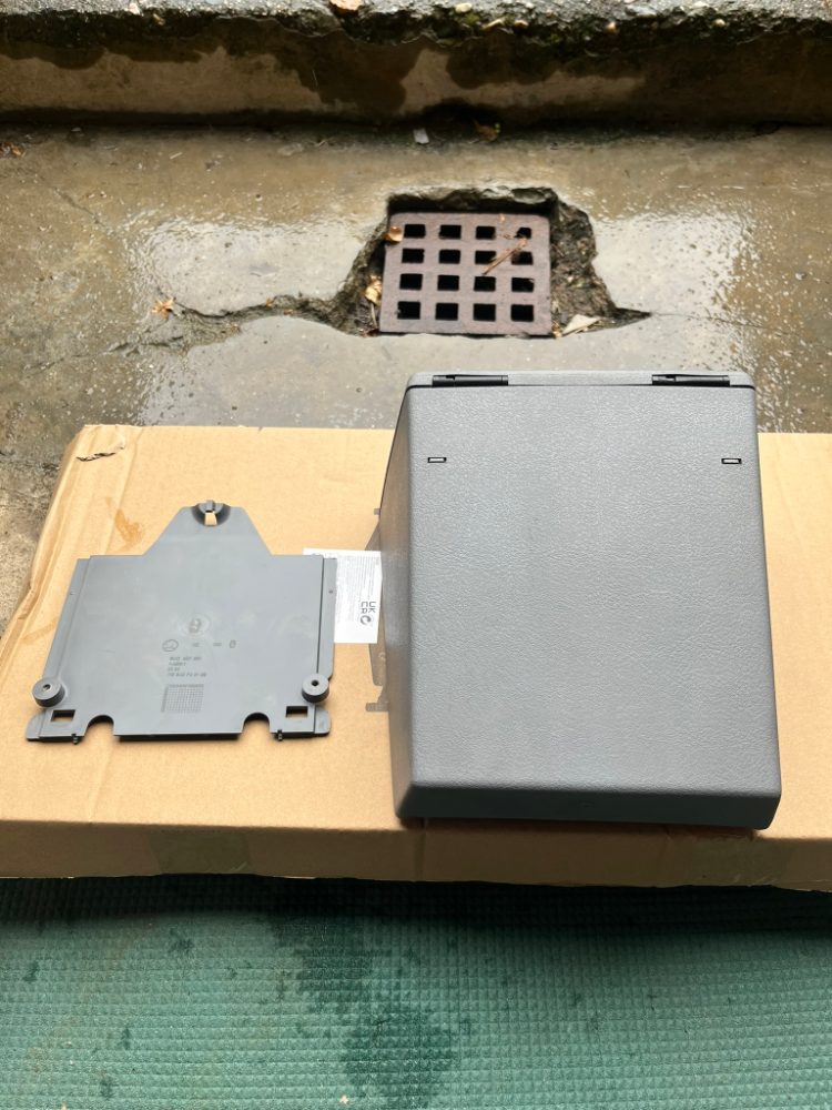 Box středového tunelu ŠKODA FELICIA - originál Box středového tunelu ŠKODA FELICIA - originál