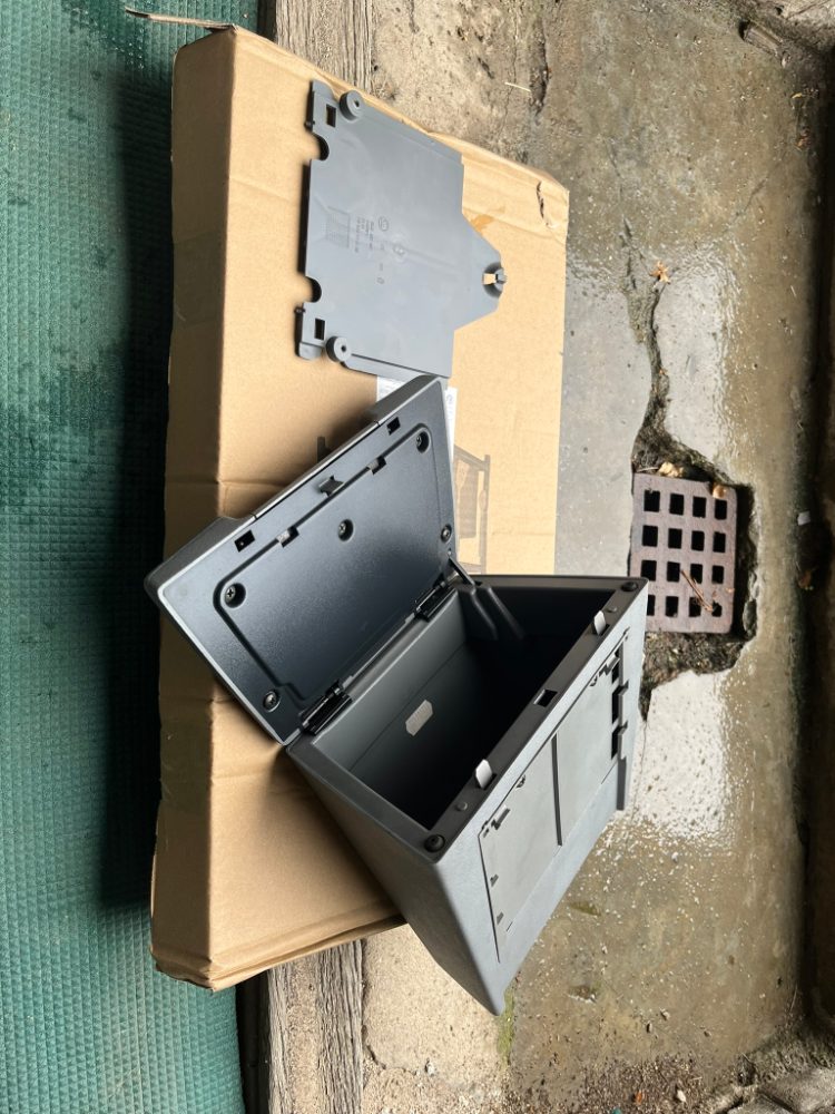 Box středového tunelu ŠKODA FELICIA - originál Box středového tunelu ŠKODA FELICIA - originál