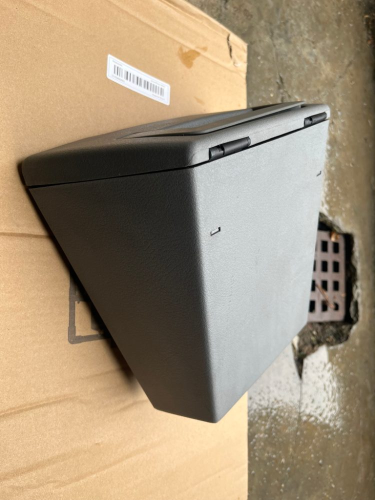 Box středového tunelu ŠKODA FELICIA - originál Box středového tunelu ŠKODA FELICIA - originál