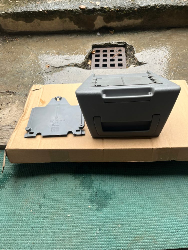 Box středového tunelu ŠKODA FELICIA - originál Box středového tunelu ŠKODA FELICIA - originál