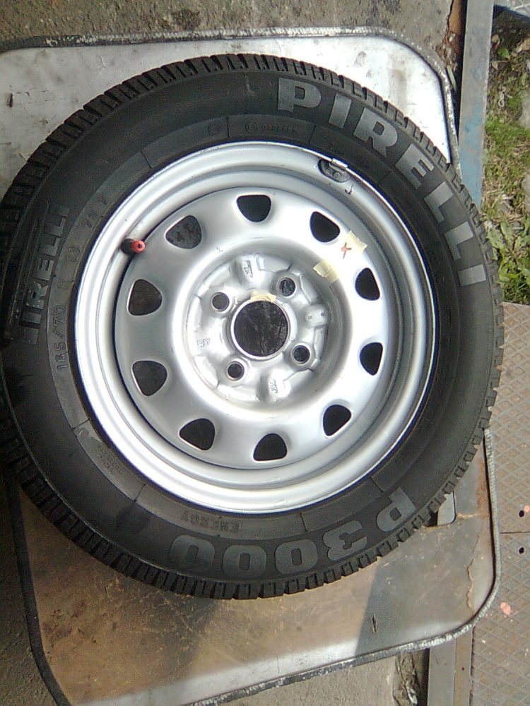 Čtyři celá kola FELICIA disk s pneu Pirelli P3000