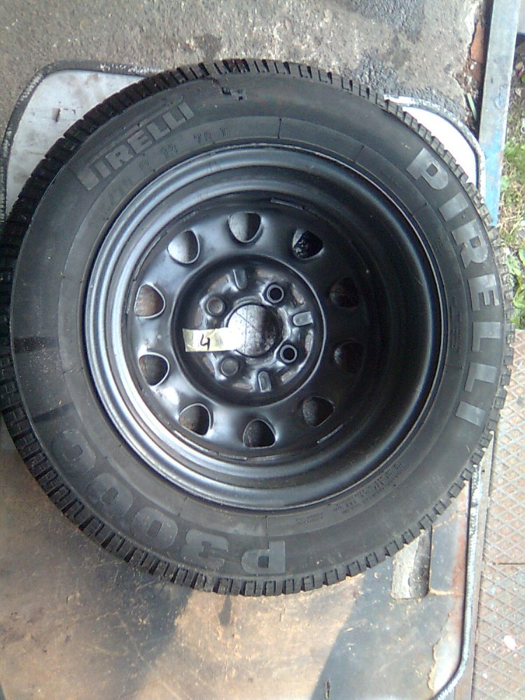 Čtyři celá kola FELICIA disk s pneu Pirelli P3000 Čtyři celá kola FELICIA disk s pneu Pirelli P3000