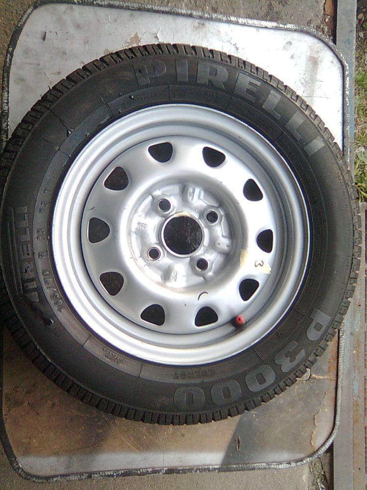 Čtyři celá kola FELICIA disk s pneu Pirelli P3000 Čtyři celá kola FELICIA disk s pneu Pirelli P3000