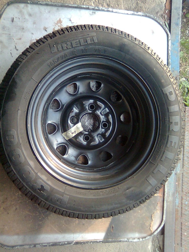 Čtyři celá kola FELICIA disk s pneu Pirelli P3000 Čtyři celá kola FELICIA disk s pneu Pirelli P3000