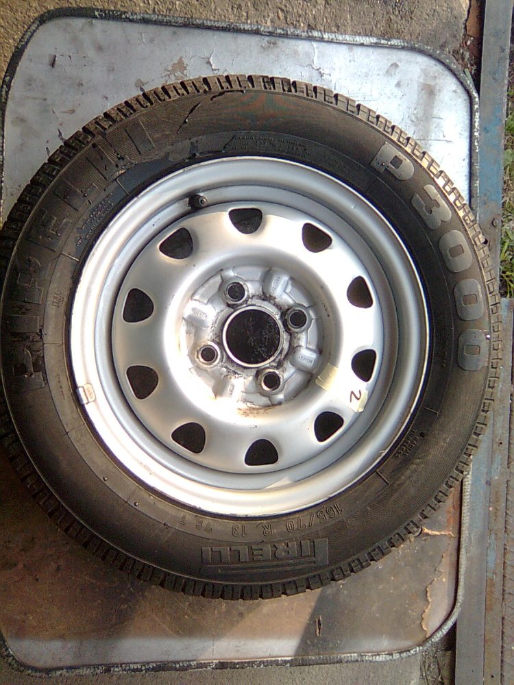 Čtyři celá kola FELICIA disk s pneu Pirelli P3000 Čtyři celá kola FELICIA disk s pneu Pirelli P3000