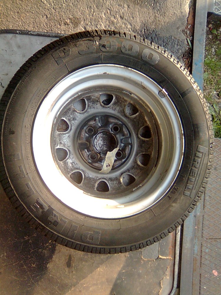 Čtyři celá kola FELICIA disk s pneu Pirelli P3000 Čtyři celá kola FELICIA disk s pneu Pirelli P3000