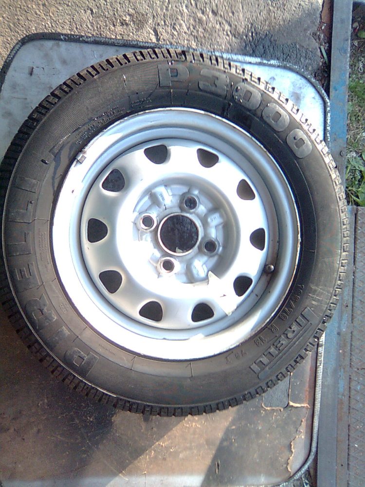 Čtyři celá kola FELICIA disk s pneu Pirelli P3000 Čtyři celá kola FELICIA disk s pneu Pirelli P3000