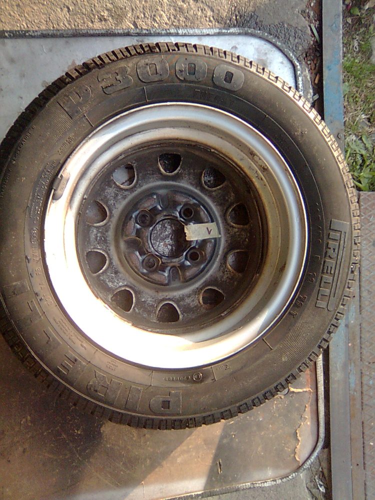 Čtyři celá kola FELICIA disk s pneu Pirelli P3000 Čtyři celá kola FELICIA disk s pneu Pirelli P3000