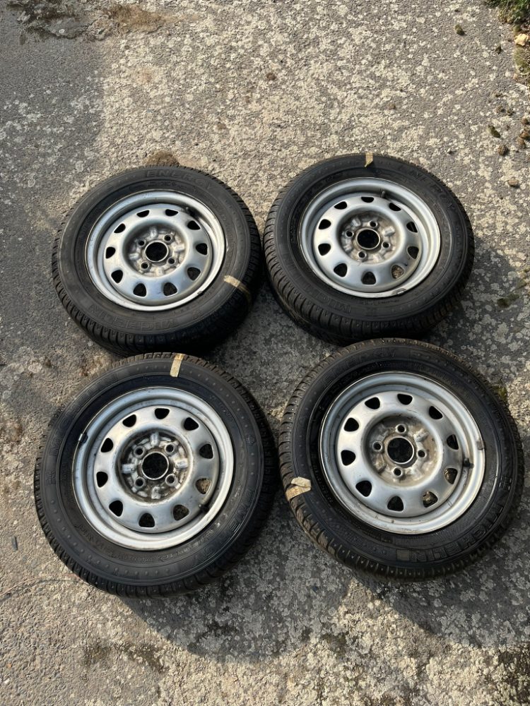 Čtyři celá kola FELICIA disk s pneu MICHELIN