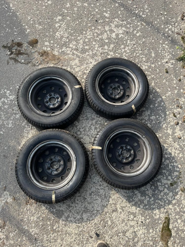 Čtyři celá kola FELICIA disk s pneu MICHELIN